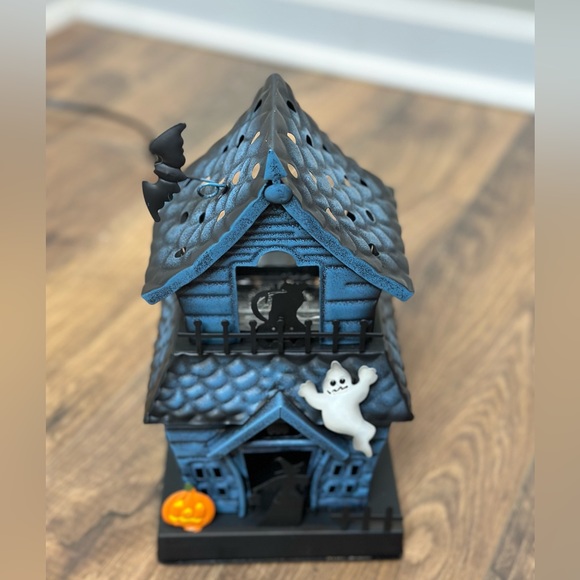 Haunting Good Time Scentsy Warmer - Picture 5 of 12